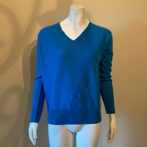 Neiman Marcus blue Cashmere v neck sweater size M New with Tags.